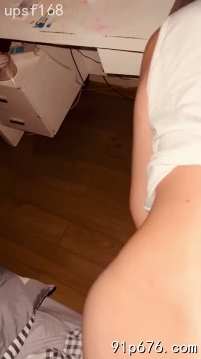 她浪叫着，声音娇媚，像猫儿般磨人，每一句都直击灵魂深处。#少妇 #淫叫 #性爱