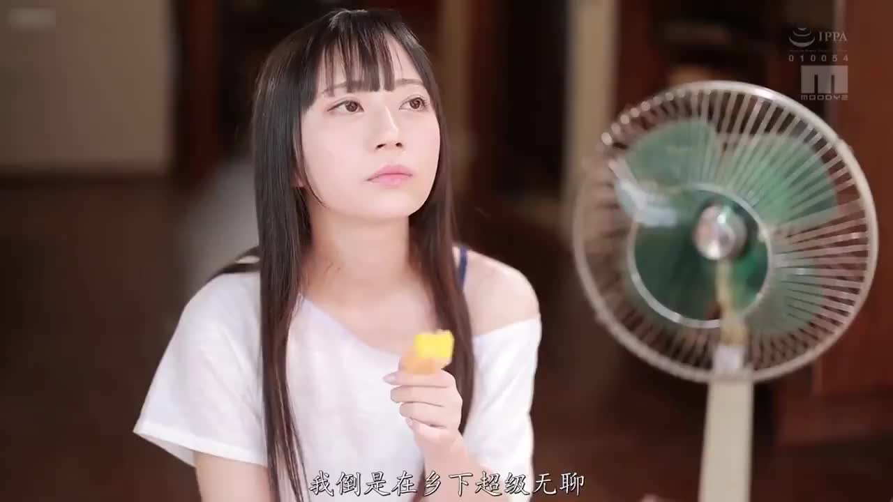 清纯女孩雪白的肌肤下，饱满的奶子若隐若现，邻居眼神贪婪地在她浑圆肥臀上游移。最终，女孩的禁锢崩溃，娇喘连连，任由邻居在她骚穴里肆虐，淫水横流。#清纯欲女 #沦陷 #隔壁邻居