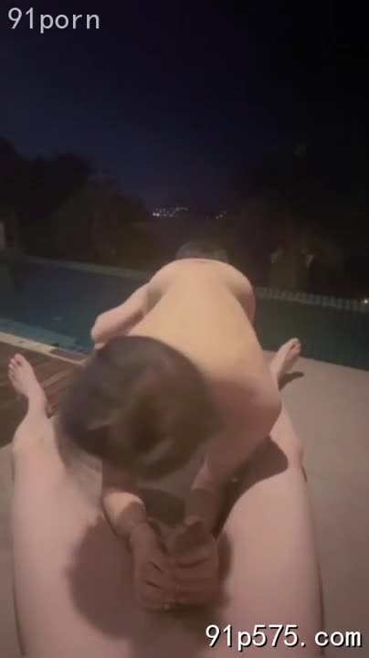 烈日下，她肥厚的臀部在牛仔短裤下若隐若现，骚逼老婆张开双腿，两名男子在她身上肆意驰骋。 她淫荡地扭动腰肢，浑圆的奶子随着动作上下起伏，奶头红肿欲滴。 腥臊的骚穴紧致地包裹着粗大的肉棒，发出阵阵淫靡的声响。#户外3P #淫荡少妇 #露出AIBox新增特效-肛交特效-上传照片一键生成你昏昏欲睡的妻子（会员畅玩）NovelN女友机器人吃瓜中心搞笑18禁频道，热门事件都在这里