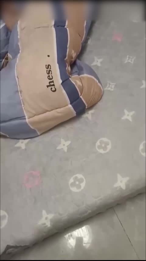 #家庭乱伦 #丝袜 #后入真实家庭乱伦 爸爸趁妈妈不在家闯进女儿房间