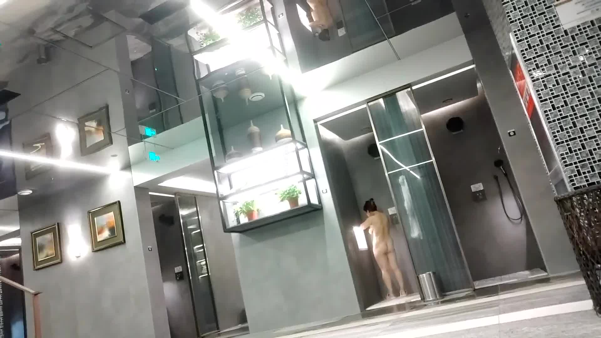 大众浴室内部员工偷拍 众多身材不错的少妇洗澡泡汤