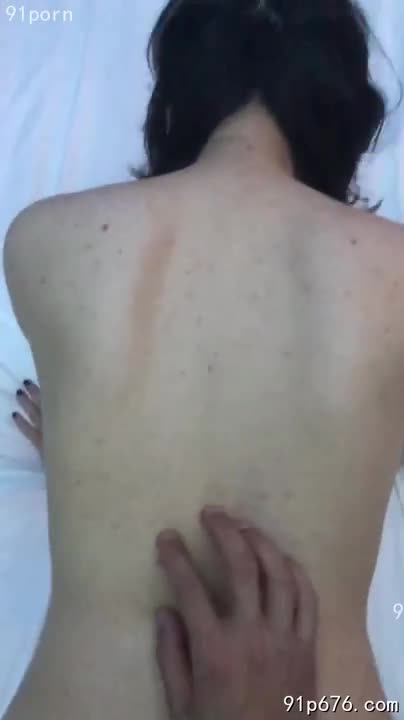 他粗暴地进入，我发出一声满足的呻吟。每一寸肌肤都紧贴着他，感受他强烈的冲动。他射了，浓稠的液体涌入我的口中，我贪婪地吞咽，直到一滴不剩。啊，多么销魂的快感！#吞精 #少妇 #高潮
