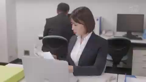 社长的秘书，酥胸半露，饱满的奶子在雪白的衬衫下若隐若现，浑圆肥厚的屁股紧贴着真皮座椅，骚穴蠢蠢欲动，淫荡地扭动着腰肢，等待社长的临幸。#秘书 #巨乳 #诱惑AIBox新增特效-站立捆绑-上传照片一键生成 货车司机的艳遇（点击直聊） NovelNAI小说机器