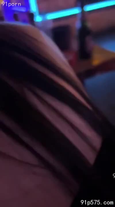昏暗灯光下，她奶子在紧身衣里若隐若现，我一把搂住她，感受到她娇躯的颤抖。回到家，她眼神迷离，我撕开她的衣衫，狠狠操起她，她骚穴紧致，发出销魂的呻吟，脸上是无法掩饰的淫荡享受。#强操 #制服诱惑 #高潮