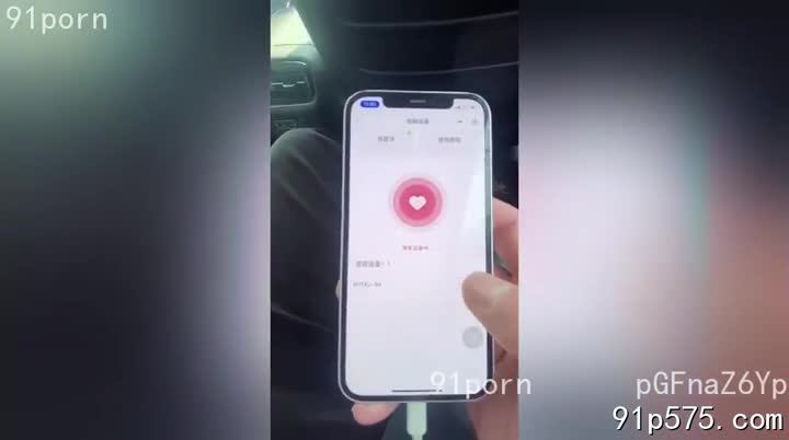 她，人妻一枚，穿着暴露，丰满的奶子在蕾丝内衣下若隐若现，肥臀紧致，骚穴湿润。跳蛋在她体内震动，淫水四溢，她发出浪叫，享受着极致的快感，眼神迷离，浑身颤抖。 #人妻 #SM #高潮