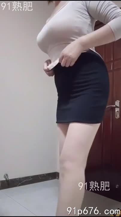 熟女阿姨，风骚入骨，饱满的奶子在薄衫下若隐若现，肥臀紧致，步态妖娆，令人浮想联翩。#熟女 #肥臀 #风骚所有人会在一瞬间变得淫荡无比的世界里_NovelN女友机器人成人综艺|成人节目|NSFW-评论区可搜索