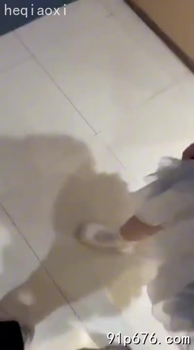 火锅的热气蒸腾着慾望，她闺蜜的奶子在薄衫下若隐若现。 开房后，三个人纠缠在一起，肉体碰撞的快感充斥着房间。#三人行 #乱伦 #闺蜜AIBox图片换脸新玩法【多人照片中指定人物换脸】丰乳肥臀的我和心机小姨的斗争故事_NovelN角色扮演机器人