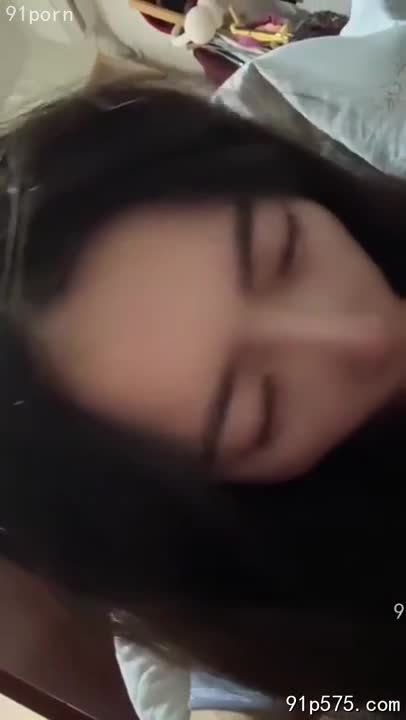 她，浓妆艳抹，酥胸半露，肥臀扭动，对着屏幕挤眉弄眼，做出各种淫荡鬼脸。 胜利的喜悦让她更加放肆，张开樱桃小口，娇喘连连，渴求着精液的灌溉。#制服诱惑 #痴女 #吃鸡