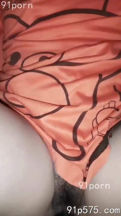 她肥厚的臀瓣分开，露出腥臊的屁眼，淫妻的呻吟如浪潮般涌动。 粗大的肉棒狠狠撞击，每一次抽送都带来极致快感， 她扭动着腰肢， 浪叫声中， 精液喷涌而出，灌满她的屁眼。#高潮 #肛交 #内射
