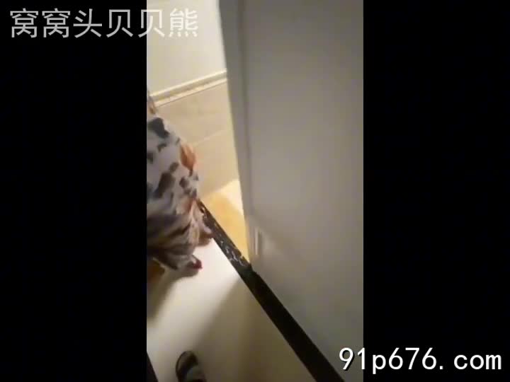 她穿着丝质睡袍，酥胸半露，眼神勾人。 “老公不在，今晚，我们……尽情释放吧。” 她轻抚我的脸庞，气息撩人。#少妇 #偷情 #性诱惑