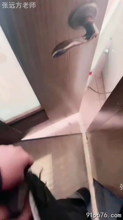 水珠滑过她饱满的巨乳，顺着浑圆的肥臀滴落， 娇喘与水声交织，淫荡至极。#浴室 #巨乳 #少妇