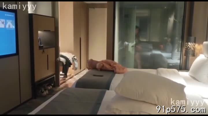汗珠顺着按摩师精壮的背脊滑落，他粗糙的大手在她丰腴的肥臀上肆意揉捏。她仰着头，发出销魂的呻吟，饱满的骚奶子随着每一次律动颤抖，雪白的肌肤上布满了暧昧的红痕。 淫荡的喘息在狭小的房间里回荡，空气中弥漫着浓烈的腥臊味。#绿帽 #按摩 #偷情