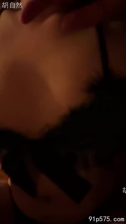 贵阳的空气中弥漫着暧昧，她穿着暴露，骚穴紧致，肥臀扭动，奶子在薄衫下若隐若现，眼神勾人，淫荡至极。 #贵阳 #骚逼 #淫荡