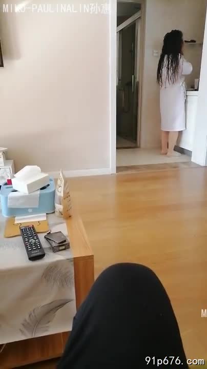 她丰腴的奶子在月光下颤动，粉嫩的奶头紧绷，我粗暴地挺进她骚穴，她浪叫着，淫水肆意流淌。#性爱日记 #淫乱 #少妇