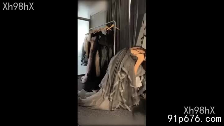 网红小姐姐，镜头前光鲜亮丽，镜头后却沦为泄欲工具，被粗暴地贯穿，娇喘连连。#网红 #性奴 #强暴