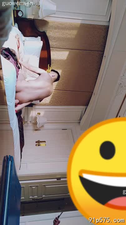 她丰腴的奶子被粗暴揉捏，红肿的奶头被吮吸得腥臊，肥熟的臀部高高翘起，任由那淫棍在她骚穴里肆虐。她淫贱的呻吟，更激怒了我，却也让我欲罢不能。#羞辱 #强迫 #ntrAIBox新增特效-女仆特效-上传照片一键生成拥挤的火车上，你的欲望无从发泄(点击直聊) NovelN女友机器人