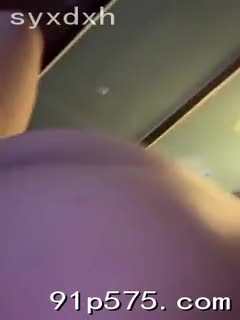 她，明艳动人，宛如瓷娃娃，却甘愿匍匐在地，任人摆布。饱满的奶子在粗糙的地板上摩擦，娇嫩的骚穴溢出淫水，她发出浪叫，眼神中却带着一丝快感和屈辱的快感。#反差婊 #高颜值 #SMAIBox新增特效-浴室场景-上传照片一键生成NovelN_AI女友机器人浪荡女领导调教记