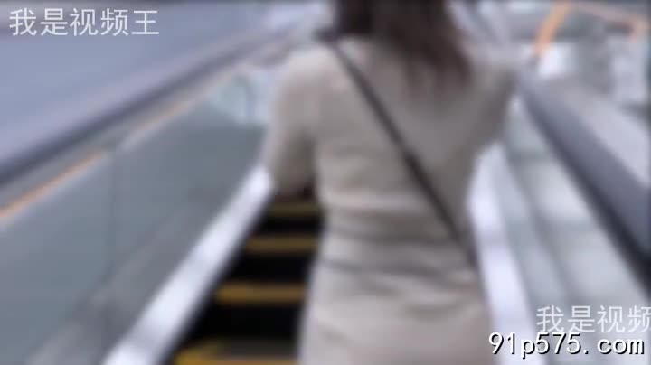 商场试衣间，她丰满的奶子在薄衫下若隐若现，大学生们粗暴地撕扯衣物，在她娇喘连连中轮番驰骋，精液喷涌，染湿了她雪白的肌肤。#多人运动 #大学生 #轮奸