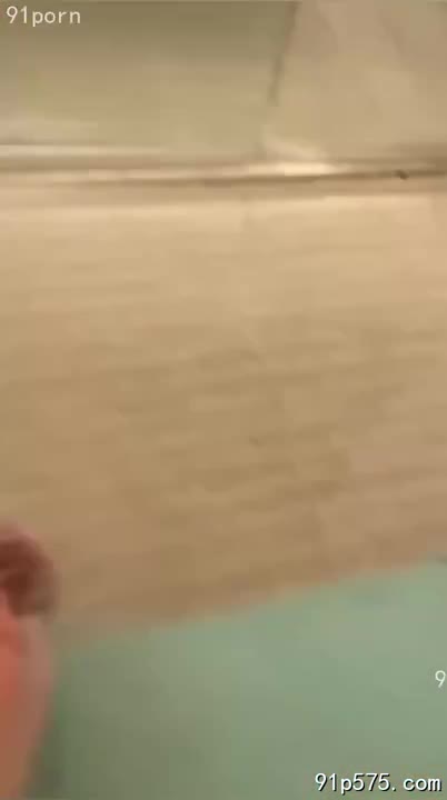 她穿着暴露的蕾丝内衣，浑圆的骚奶子若隐若现，红肿的奶头透着淫荡的光泽。肥厚的肥臀紧贴着牛仔裤， 那腥臊的骚穴，让人浮想联翩。男友知道吗？ 她笑得放荡，眼神里满是挑逗。#骚货 #性感 #挑逗AIBox去衣换脸，情趣内衣换装功能强大一键操作NovelN女友AI-你是我约的援交女，正在揉你的奶子-女性向
