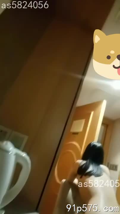 他粗暴地撕扯她的衣衫，雪白的肌肤上留下鲜红的抓痕。她弓着腰，肥厚的臀部高高翘起，烂逼淫水肆意流淌。快递员的敲门声，让她更加兴奋，娇喘连连。#性虐 #强暴 #制服诱惑