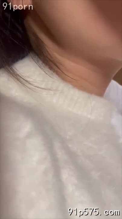 隔壁麻将声声脆，她却在我身下扭动，肥臀在身下摩擦，浪叫声声。电话铃响，她娇喘着接听，含糊不清地应付着老公的询问，“嗯…在…在…洗澡…” 骚穴紧致，我狠狠贯穿。#偷情 #熟女 #淫荡