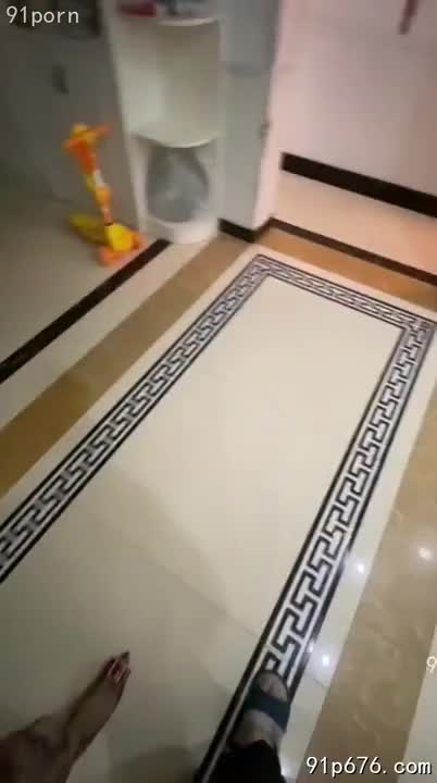 老婆下楼，我按住她姐姐，粗暴地撕裂她的衣衫，狠狠地贯穿她潮湿的骚穴。#偷情 #熟女 #禁忌