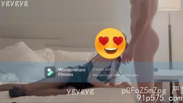 酒店昏暗灯光下，黑丝长腿母狗，被粗暴操弄，肥臀扭动，骚穴紧致，淫水横流，浪叫不断， 她张开腥臊的骚逼，迎接每一次粗暴的撞击， 享受着极致的肉体欢愉。#黑丝 #爆操 #母狗