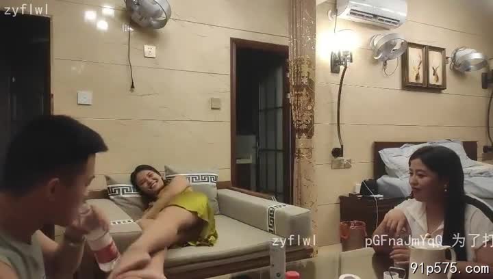 她穿着暴露的蕾丝睡衣，丰满的奶子在薄纱下若隐若现，肥臀在紧身牛仔裤下呼之欲出。 她媚眼如丝，舔着嘴唇，等待着今晚的主人，准备将自己的骚穴奉献给他。 淫荡的气息弥漫在空气中。#人妻 #偷情 #换妻AI角色扮演机器人，小黄文随便聊，海量角色任选，满足你的所有幻想。