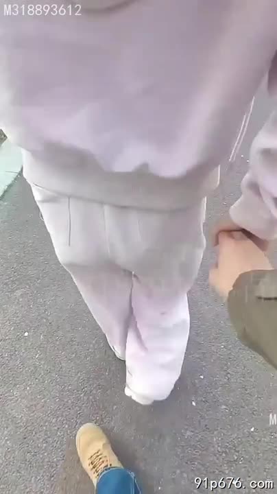 落地窗外，滚滚江水奔流。车内，人妻娇喘连连，丰腴的奶子在颤抖，肥熟的臀部紧贴着我的腰，汗水浸湿了她的衣衫，骚穴紧致而湿润，我粗暴地挺进，感受着她的极致欢愉。#人妻 #车震 #江景AIBox新增特效-浴缸特效-上传照片一键生成