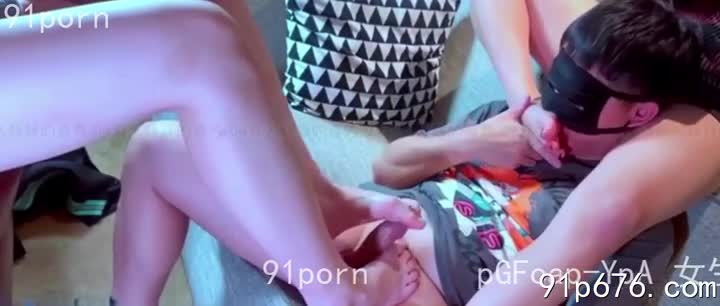 两对玉腿交缠，紧紧包裹着粗壮的肉棒，娇喘连连，淫水横流。#双飞 #乱伦 #禁忌「冷血殺手」雪莉的反差_AI聊天剧情机器人