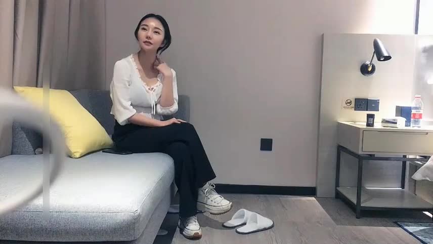 #国产 #探花 #约炮 #仙女约了个黑裤妹子，口交舔弄,沙发感屁股抽插猛操
