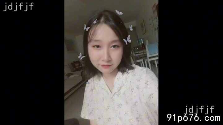 娇喘连连，车窗紧闭，她被粗暴地贯穿，销魂的叫声被引擎声掩盖，车内一片狼藉。#车震 #淫乱 #少妇