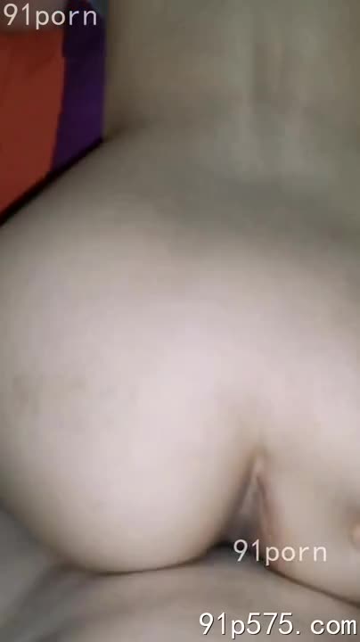 她紧咬下唇，丰满的奶子在颤抖，眼神中却闪烁着淫荡的光芒。 “不行……不行……”她喘息着，肥臀扭动，骚穴却湿漉漉的，分明渴望被贯穿。#禁断 #性虐 #诱惑