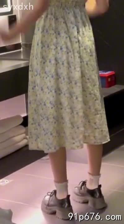 碎花裙下的少妇，不再清纯，饱满的奶子呼之欲出，肥臀紧致，眼神勾人，散发着成熟女人的致命诱惑。#少妇 #巨乳 #诱惑AIBox新增特效-肛交特效-上传照片一键生成所有人会在一瞬间变得淫荡无比的世界里_NovelN女友机器人