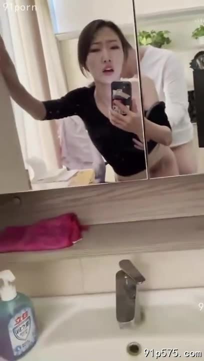 她穿着暴露的蕾丝内衣，浑圆的骚奶子几乎要从衣衫中溢出来，红肿的奶头散发着腥臊。肥厚的肥臀在紧身牛仔裤下若隐若现，淫荡地扭动着。她老公要是知道她这副骚浪样，怕是要气炸了。#骚浪 #性感 #暴露