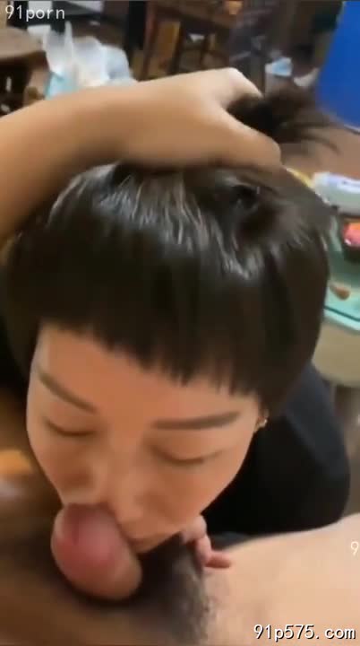 熟女大姐，别拍了！你烦死了！ 我忍耐不住想你的时候，只能偷偷看你。 阿姨在家，更让我欲火焚身，骚穴紧致地摩擦着你的肉棒，渴望你的进入，我的骚逼早已湿透，等待着你的蹂躏。#熟女 #禁欲 #偷窥AIBox新增特效-传教士体位-上传照片一键生成