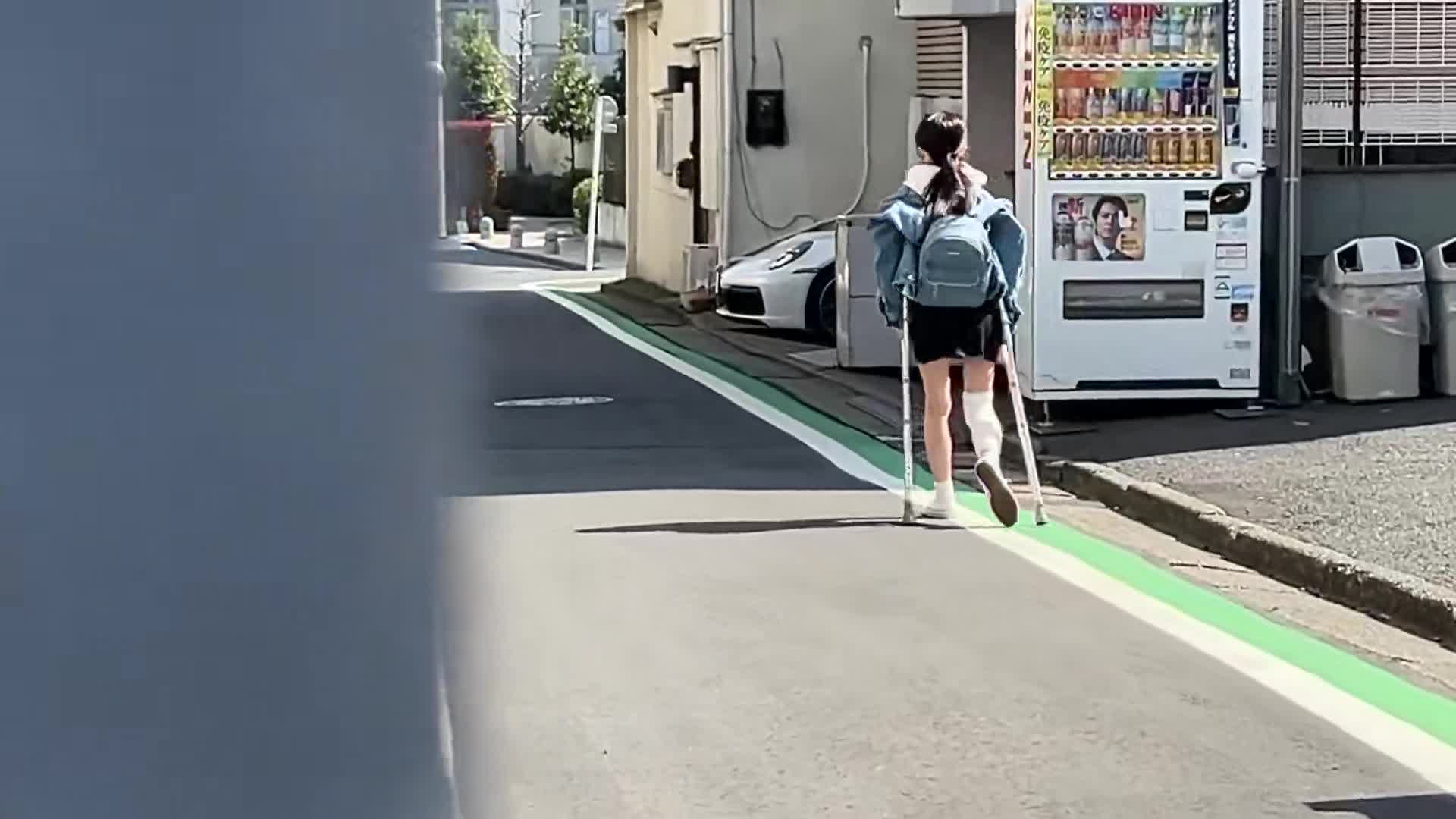 #强奸 #迷奸 小姐姐腿都骨折了还被迷晕后带走迷玩