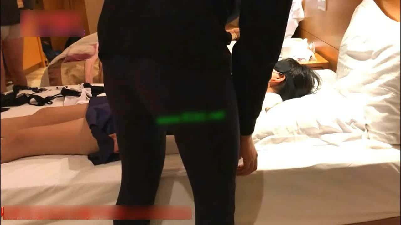 主播妹子被迷奸轮操，俩人轮番干疯狂发泄兽欲