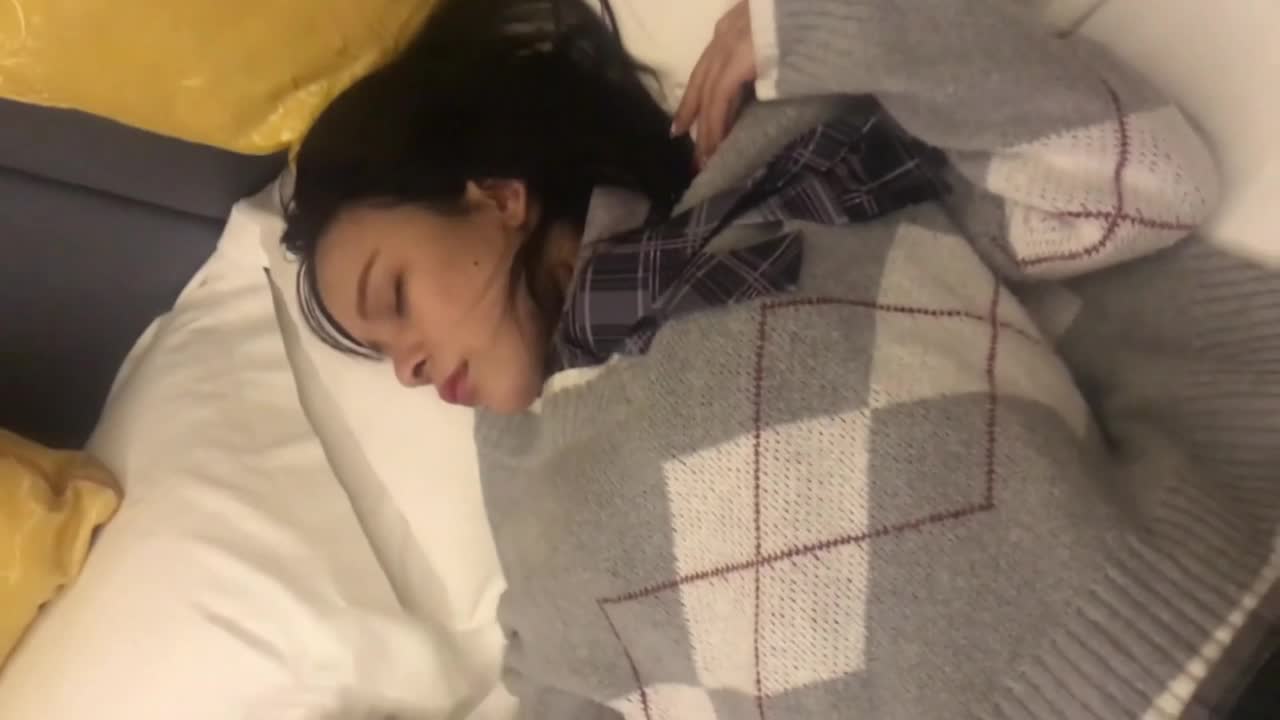#迷奸 和美女同事一起出差 在她的饮料来下点药 偷偷的干她的鲍鱼