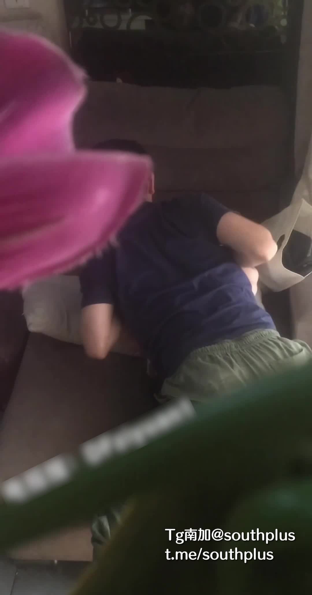 四川良家白嫩少妇被朋友按在自家的沙发上，真实强上。小少妇连打带喊剧烈反抗，宁死不从，但是最后还是被小哥强行无套插入。美女去衣换脸 全站导航电报搜索神器