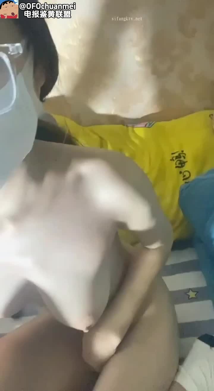 #自慰 91眼镜萝莉学生反差婊，美乳美腿丝袜，道具自慰高潮 频道 @simi2025