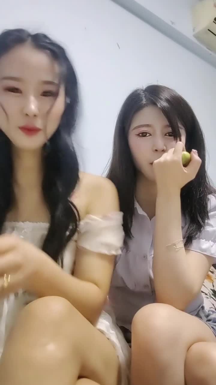 #骚逼 #3p 漂亮少妇姐妹花，双飞名场面，约炮激情大战，扒下内裤吸奶足交，骑乘上位爆操 频道 @simi2025