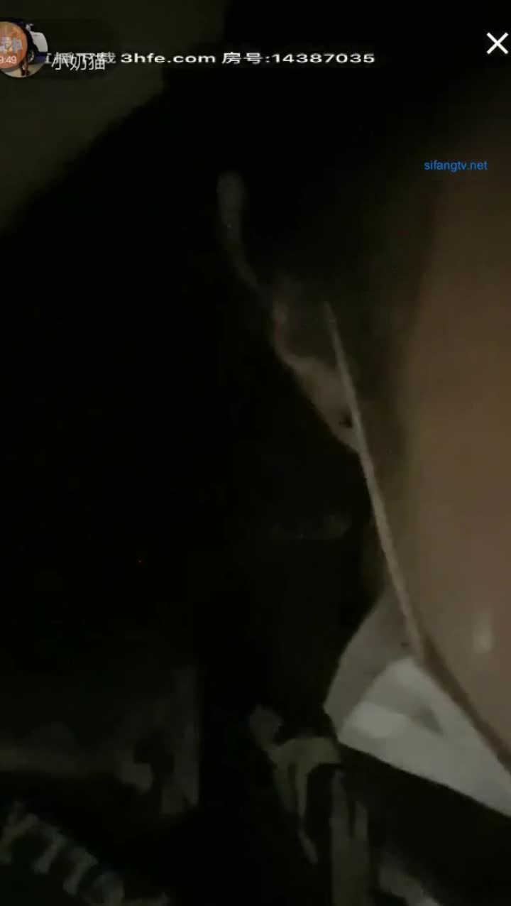 户外露出 圆脸卡哇伊小母狗，这麽可爱的女生才18岁，脱光被SM牵狗绳在大街，年轻紧致的身材，一线馒头逼，直接在路边打炮 频道 @simi2025