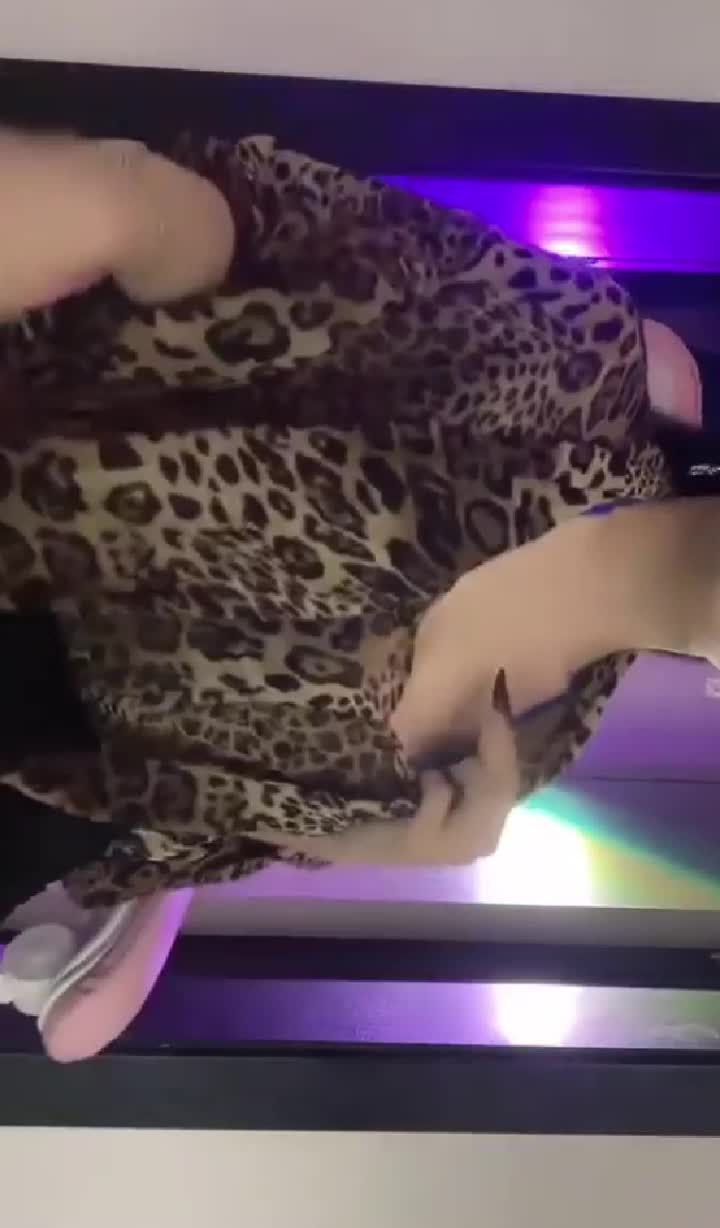 网红漏内热舞舔腿，模拟足交叫床，原抖音网红，以前在抖音跳舞都带个口罩，现在终于漏全脸了美女去衣换脸 全站导航电报搜索神器