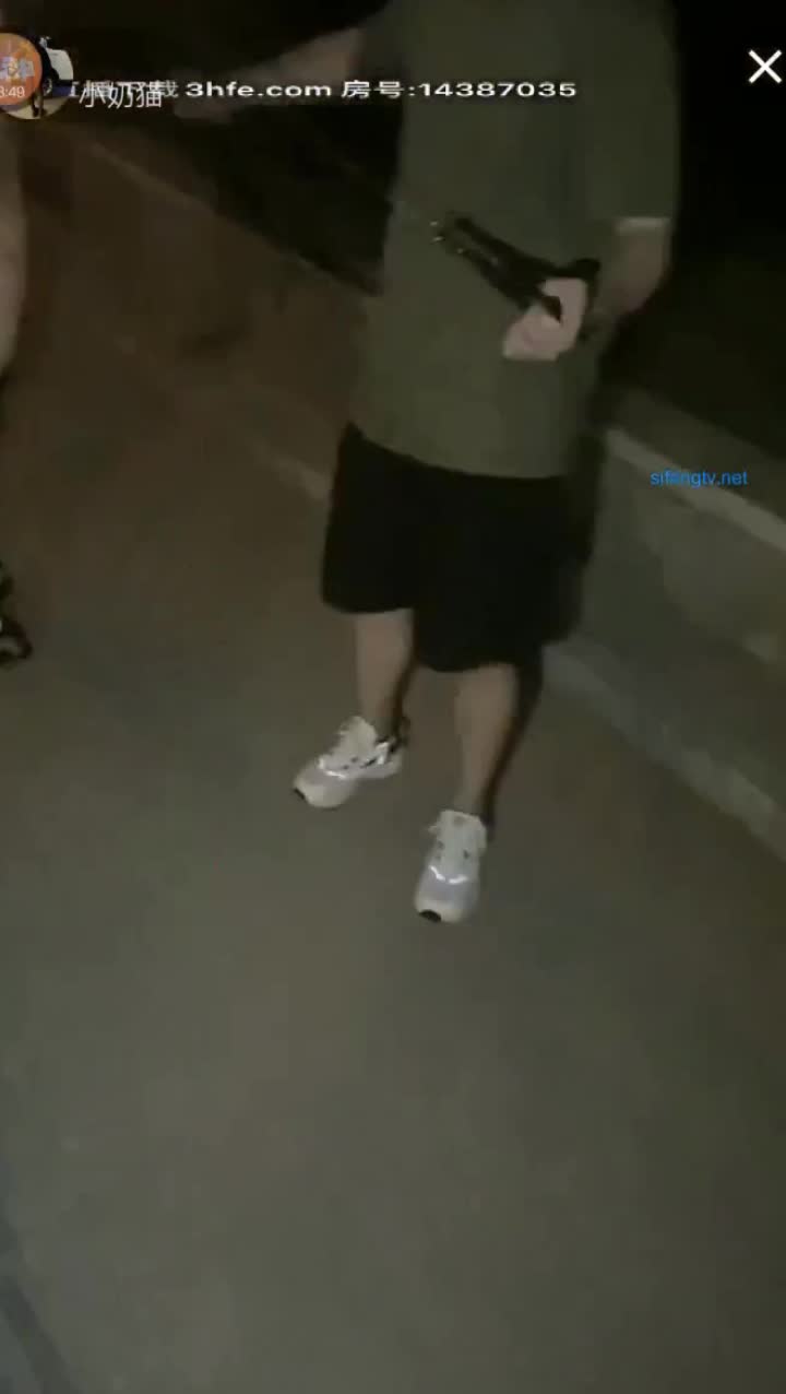 户外露出 圆脸卡哇伊小母狗，这麽可爱的女生才18岁，脱光被SM牵狗绳在大街，年轻紧致的身材，一线馒头逼，直接在路边打炮 频道 @simi2025
