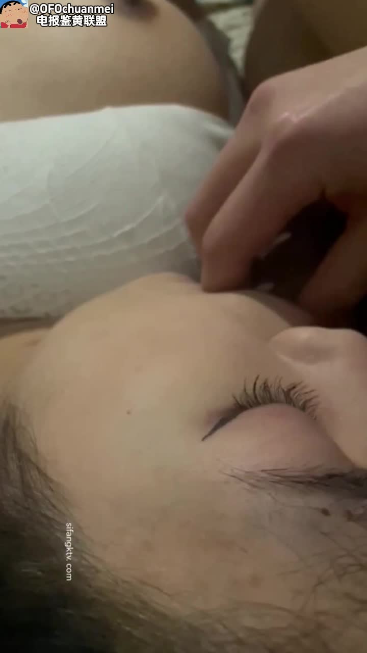 最新真实迷奸！大一班花被猥琐男同学迷晕后拖至房间内肆意玩弄！插完嫩穴还要剪人家逼毛#迷玩 #学生