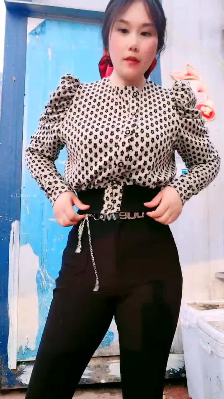 #颜值主播#喵一样的女人 #熟女良家人妻下海，【喵一样的女人】田园摘菜，真空丝袜包臀，上得了厨房，下得了厅堂 频道 @simi2025