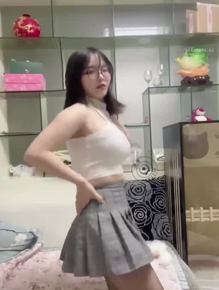 #颜值 #少女 #口交 #颜射 #后人 高价定制裸舞口交后入自慰长视频，邻家小妹，超长自慰喷水面目狰狞自嗨！口交后入撞击肉臀，观音坐莲 频道 @simi2025