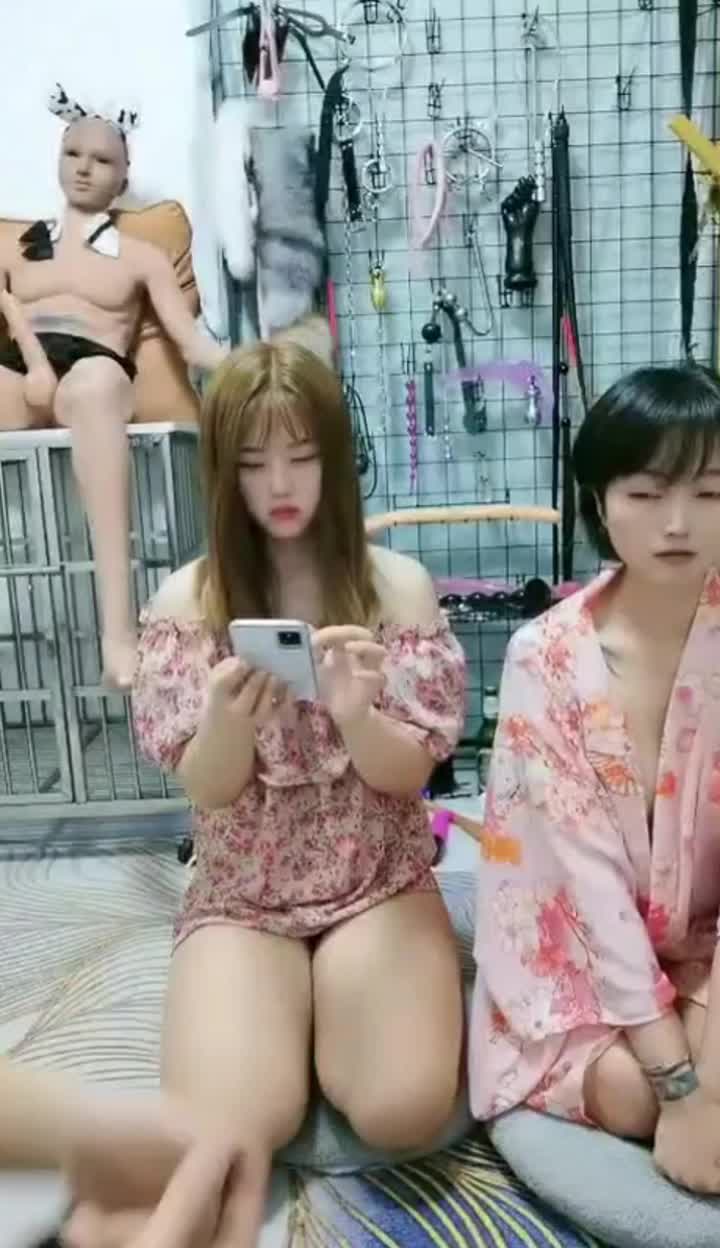 #调教 #淫乱 #母狗 #反差看这扇墙就知道这是一个专业调教母狗的工作室 频道 @simi2025