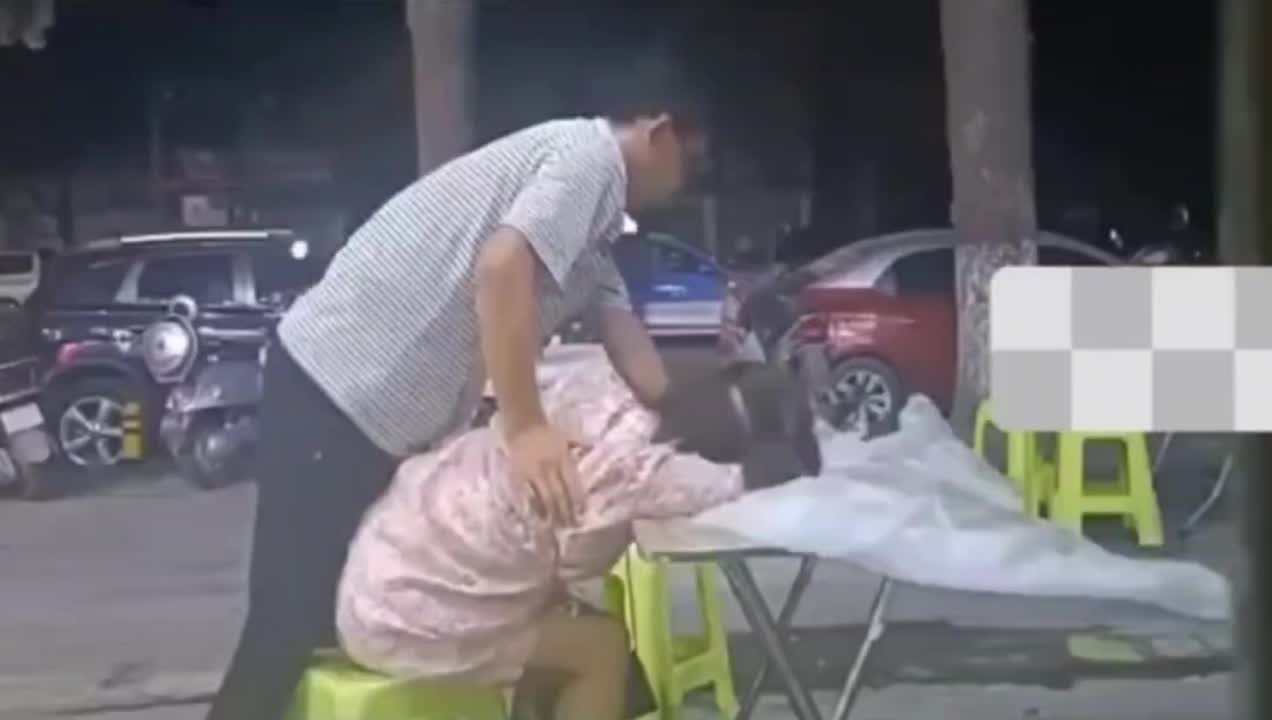 美女喝醉了趴在里边桌子 遭到两个猥琐男猥亵 摸奶亲嘴